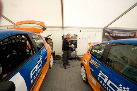 Start no. 7 og 8 (Martin Frederiksen og Kent Bernsdorf) ved klargøringen. Mekaniker Erik Michelsen ses i baggrunden.